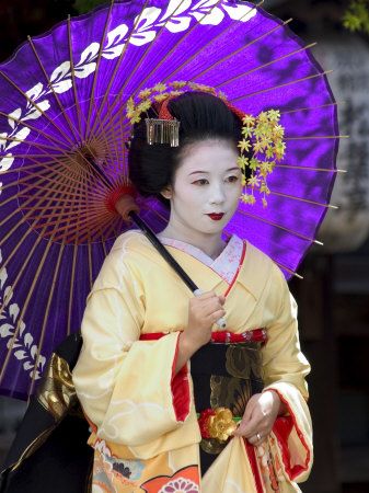 stian-kober-geisha-maiko-trainee-geisha-in-gion-kyoto-city-honshu-japan.jpg